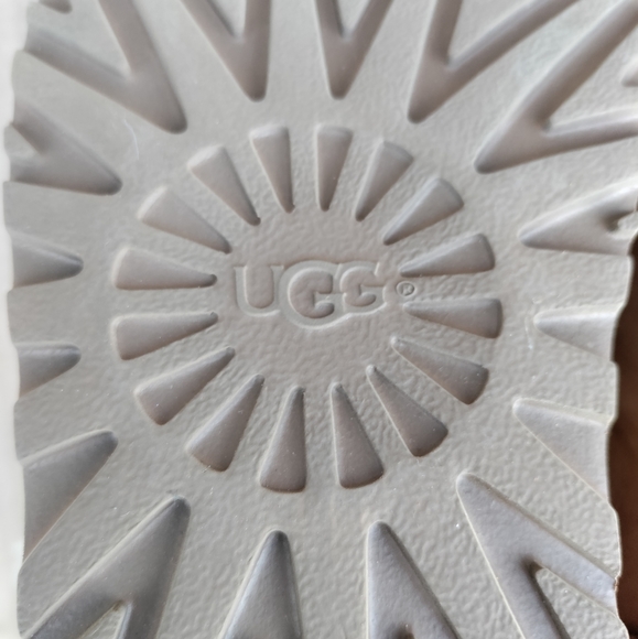 UGG | Daelynn Chestnut Shearling Boot w/ Bows Size 6 Womens - Picture 12 of 15